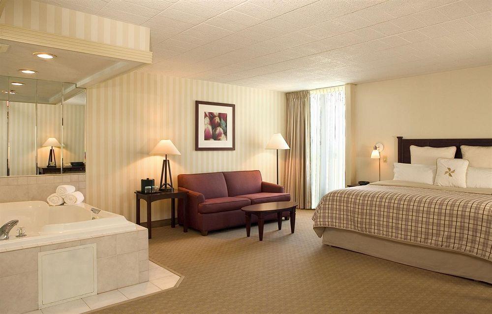 Ramada By Wyndham Greensburg Hotel & Conference Center מראה חיצוני תמונה
