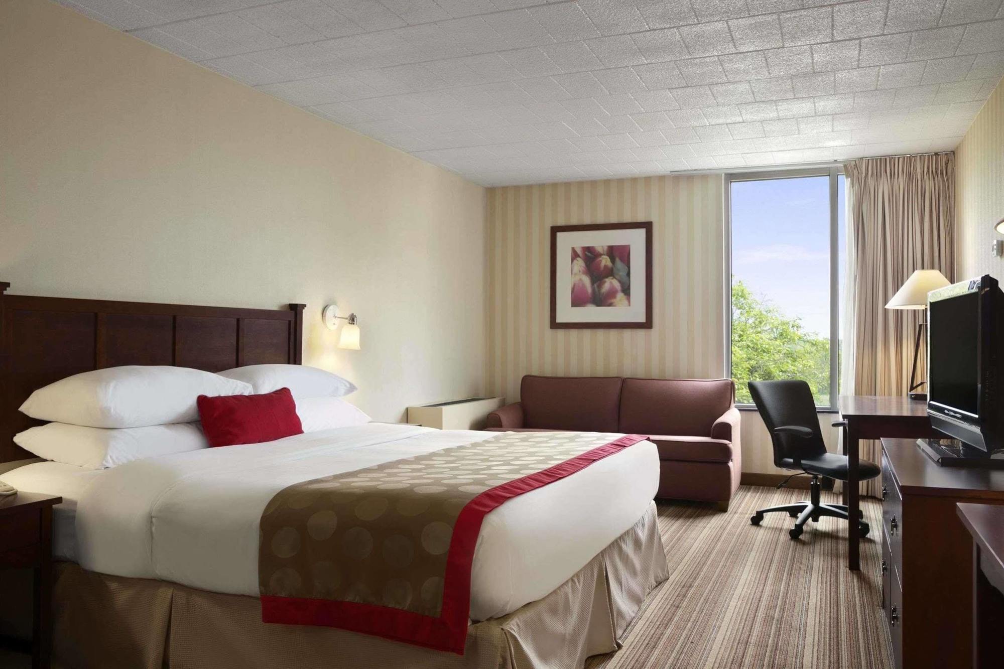 Ramada By Wyndham Greensburg Hotel & Conference Center מראה חיצוני תמונה